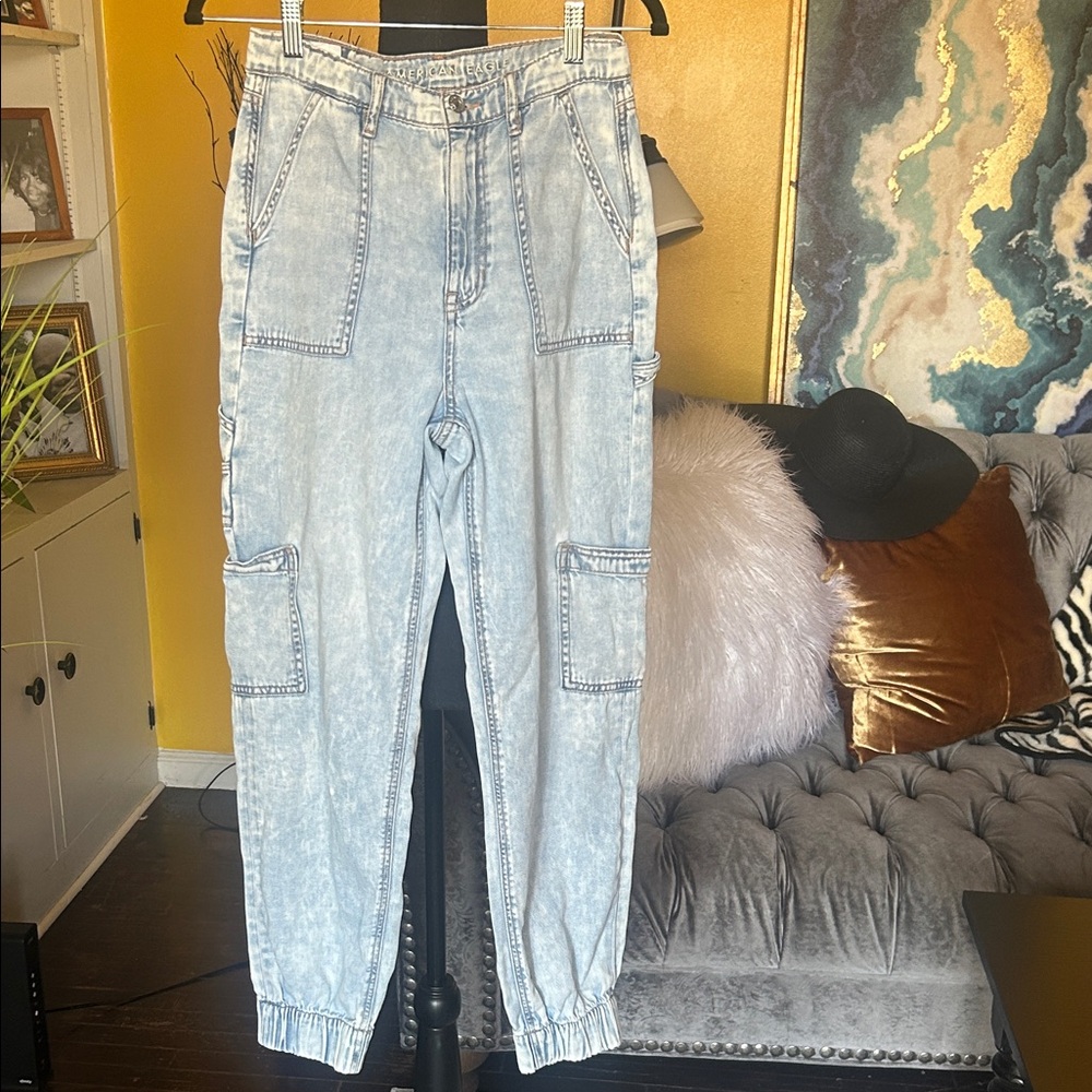 American Eagle Outfitters Light Acid Wash Cargo Women Jeans - Picture 4 of 9